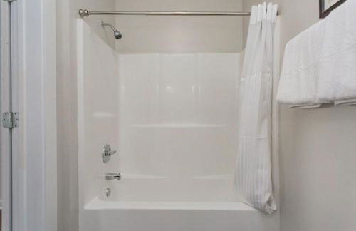 CozySuites Music Row Spacious 2BR free parking 25 - Foto 28