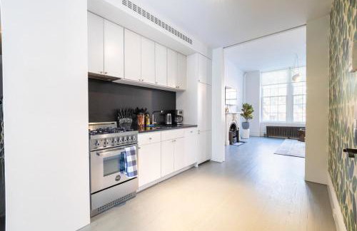 E10-2 Designer East Village Townhouse 1BR W D - Foto 27
