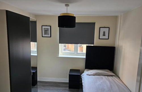 Sleek 4 bed Apartment with 2 bathrooms - Photo 4