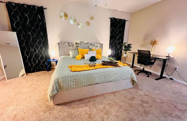 Spacious 4BR Home w Game Room Office Backyard - Foto 16