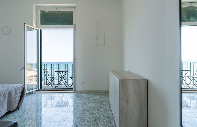 The Sea Outside Apartment 02 by Wonderful Italy - Foto 8