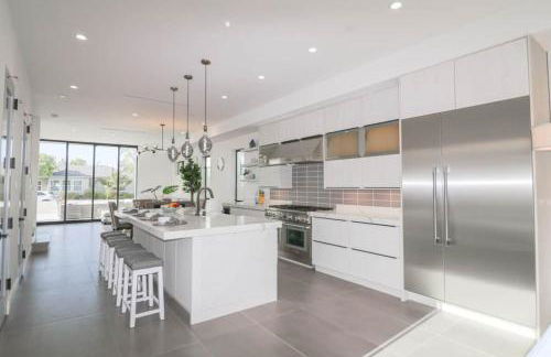Modern Paradise - walk to beach- sleeps 10 - Foto 4