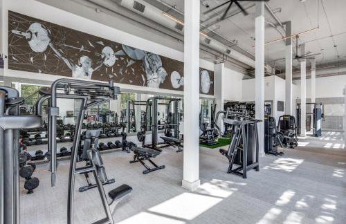 Centrally-Located 1BR Suite with Resort Pool View - Foto 10