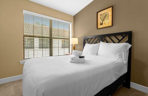 Cozy & Elegant 4BR Enchanted Townhouse - 1 Mile to Disney with Resort Pool, Gym, & Jacuzzi - Photo 21