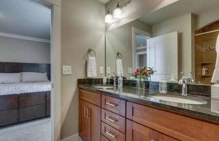 Spacious 4 King Room Belmont Home 2 Living Rooms Walk to Belmont & Vanderbilt Large Dining Table Smart TVs Parking 24 Hr Hospitality Near Music Row & The Gulch 2 miles to Broadway - Foto 8