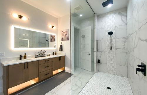 Luxe Port Lookout with waterfront, theater, games - Foto 29