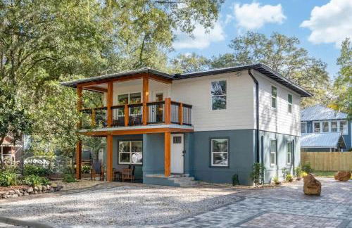 Serene Place Walk to UF Stadium Near Shands & Downtown - Photo 2