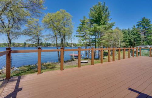 Spacious Lakefront New Auburn Home with Sunroom - Foto 29