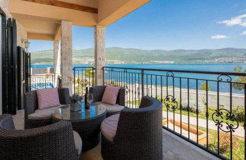 Seafront Villa Noah with heated pool - Foto 16