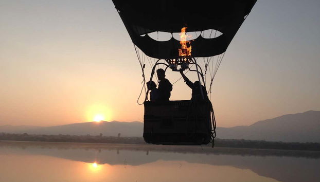Admirez le lever de soleil depuis la montgolfière