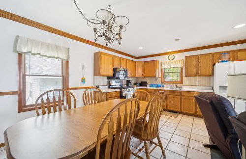 Spacious 4BR Lakefront Cottage - Perfect for Groups - Foto 3