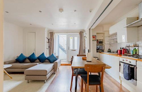 Snug 2BD Flat with Patio Heart of North London - Foto 13