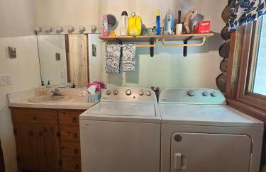 Charming Country Cabin- Cozy, Scenic View, HOT TUB, near CMAC - Foto 14