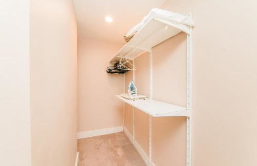 Acrisure Field - Off Street Parking - GroupStay - Foto 22