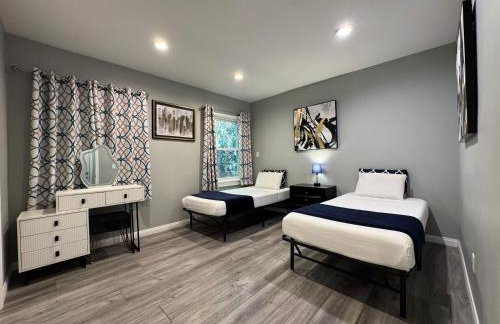 Spacious 3 bedroom unit with backyard and parking just 10 minutes from Rodeo Dr and attractions! - Foto 47