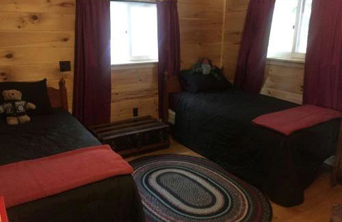 Charming Lakefront Cabin Rental with a Fire Pit near Brownville, Maine - Foto 7