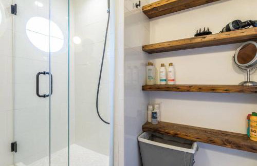 Relax in an upscale, renovated gem - Foto 27