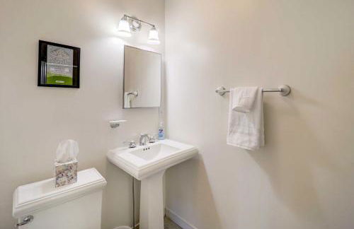 Lakefront Butler Retreat with Hot Tub and Dock! - Foto 21