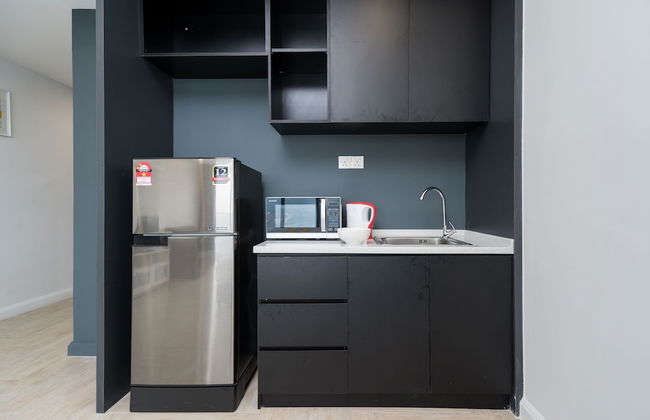 OYO Home 44050 Essential Studio Empire Marriot - Photo 17