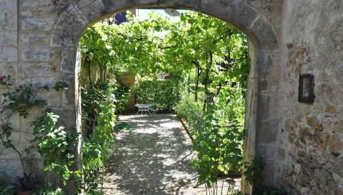 Séjour à deux au Château d'Autoire, studio de charme, tonnelle, vue vallée et village - Foto 3, Garden, Garden view