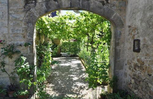 Séjour à deux au Château d'Autoire, studio de charme, tonnelle, vue vallée et village - Foto 3