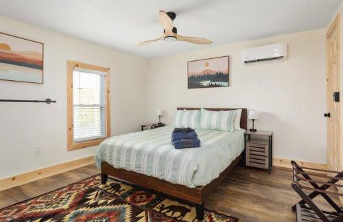 Pondview 4BR Cabin-Walk to Caverns, Hot Tub, Wi-Fi - Foto 10