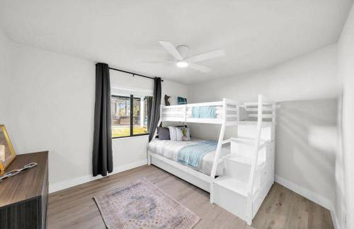 Relax & Play! 3BR Pool Home in Cape Coral - Pet-Friendly with Game Room - Foto 10