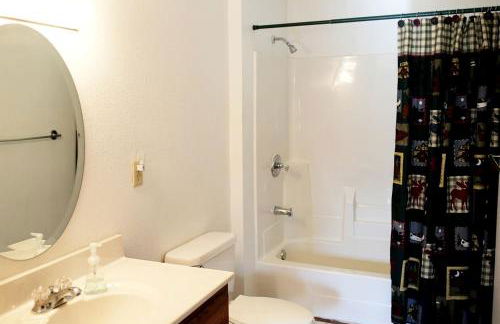 Lakefront Vacation Rental with a Deck and Hot Tub near Wisconsin Dells - Foto 15