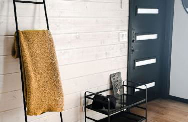 Haven at Cedar Haus Luxury 1BR Escape w Hot Tub EV Charger Gourmet Kitchen Fully Fenced Yard Dogs OK - Foto 9