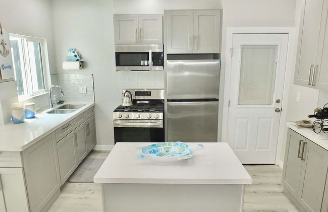 New Beach & Bay Retreat Full of Amenities! - Foto 7