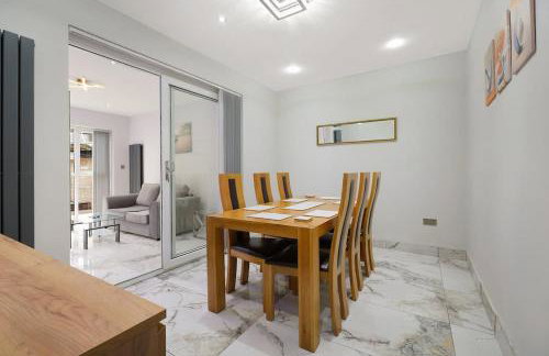 Stylish Home With Free Parking And Easy City Access - Photo 7