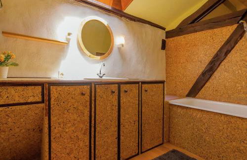 Spacious farmhouse with private heated pool in a rustic garden - Foto 24