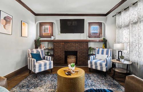 Modern & Cozy 2BR Retreat Near West Blvd - Foto 1