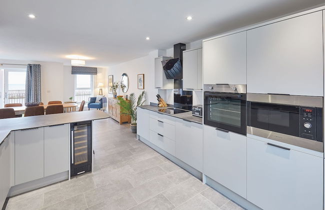 Host Stay 3 Queens Court - Photo 2