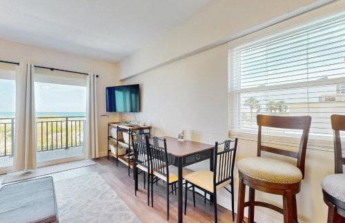 Modern oceanfront condo with outdoor pool, balcony, & washer/dryer - Foto 10