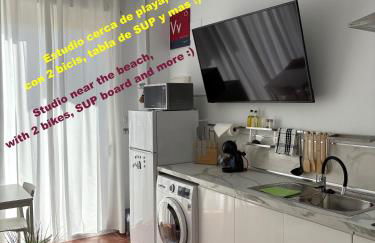 La Manga km 0, pisos estudios - planta baja - 100m de la playa - studio flats - ground floor - 100m from the beach, cada con bicis & tabla SUP, piscina & pádel & tenis & más - each with bikes & SUP board, pool & paddle & tennis & more - Foto 1