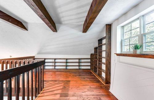 Cozy Wooded Retreat Big Bass Lake Home - Foto 9