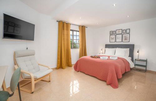 Host Wise - Sunny Spacious House - Terrace & Free Parking - Foto 5