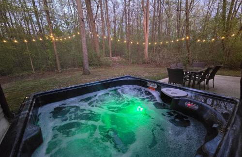 Charming Country Cabin- Cozy, Scenic View, HOT TUB, near CMAC - Foto 35