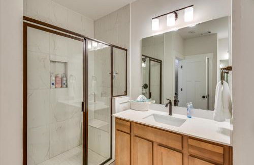 5 Mi to Memorial Stadium and Beach Modern Townhome - Foto 13
