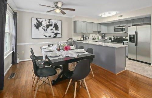 4BR Townhome, Close to Shops & Restaurants, 40 Mins to DC - Foto 24