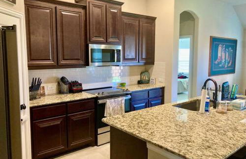 Waxahachie Queen bed, 10 mins 2 DWNT & Medical managed by stay albatross rentals 254-500-2317 - Foto 8