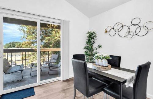 Modern Bay Area Retreat | Balcony + Private Patios - Foto 20