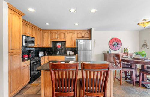 Golf Course View Condo Walk to Town & Pools - Foto 26