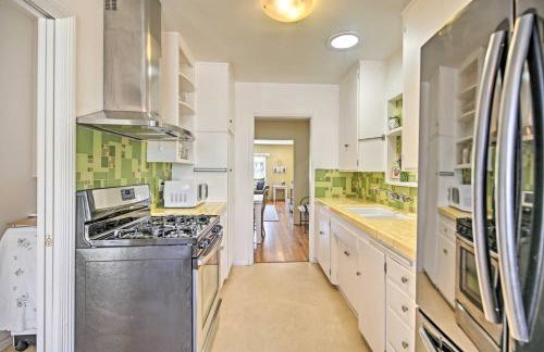 Oceanside Home with Yard - Walk to Beach and Pier - Foto 9