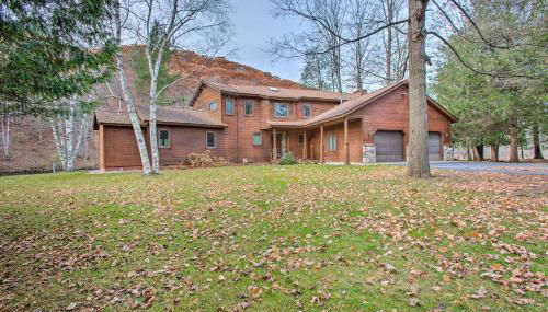 Riverfront Manton Cabin with Pool Table and Fire Pit! - Foto 3