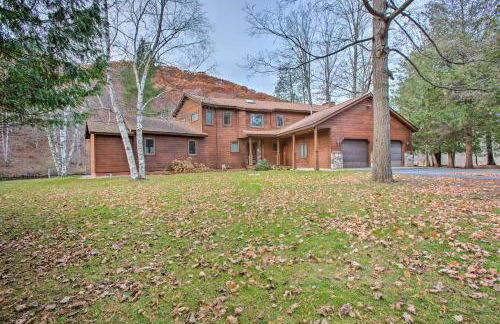 Riverfront Manton Cabin with Pool Table and Fire Pit! - Foto 3