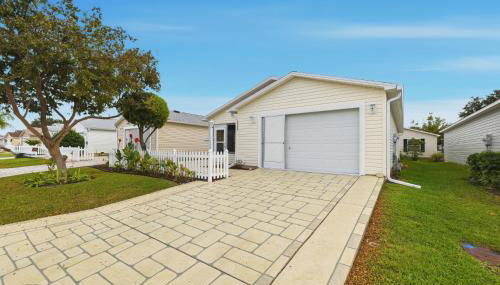 Cozy 2BR Mins to Lake Sumter Landing and Brownwood Paddock Square with BBQ, Workspace, Murphy Bed - Foto 5