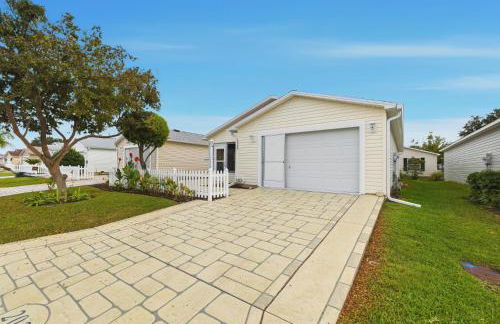 Cozy 2BR Mins to Lake Sumter Landing and Brownwood Paddock Square with BBQ, Workspace, Murphy Bed - Foto 5