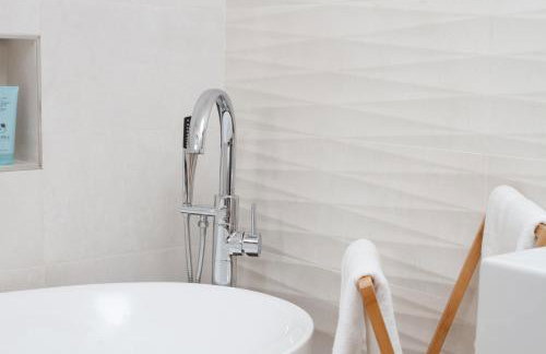 Luxury Poolside Villa - Photo 14